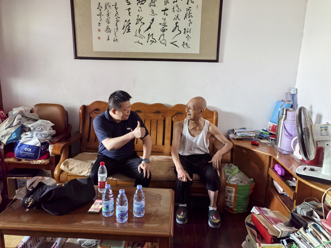 七一慰問(wèn)老黨員 情暖人心傳黨情